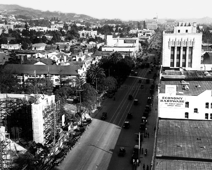 Graumans Chinese Theatre 1927 WM.jpg